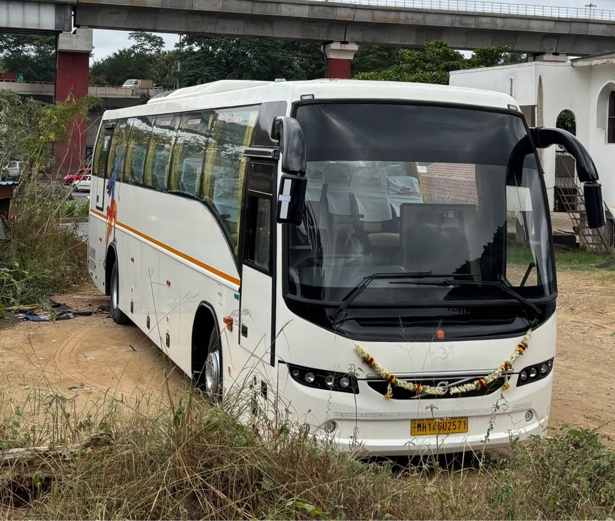VOLVO 45 SEATER LUXURY Bus Front View